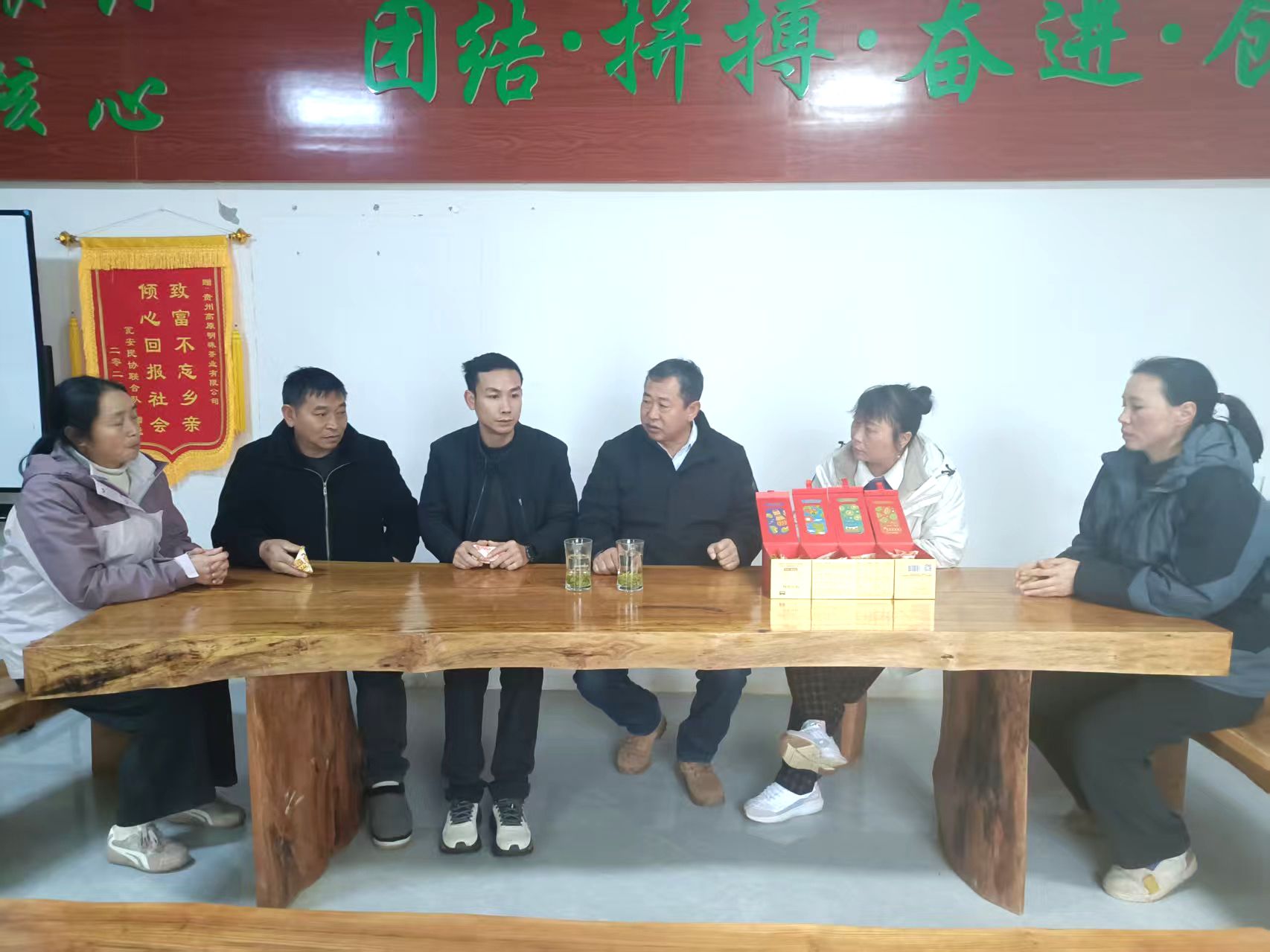 【代表委员风采】何玉川 以茶为媒，让荒山变“金山”